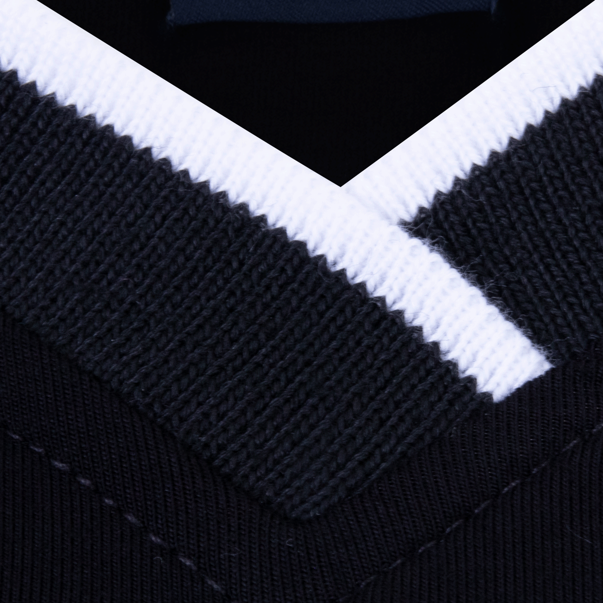 Polo Viscosa Escote V Negro