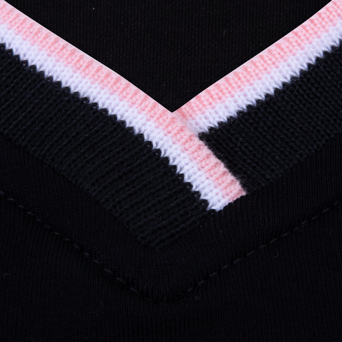 Polo Viscosa Escote V Negro Rosa
